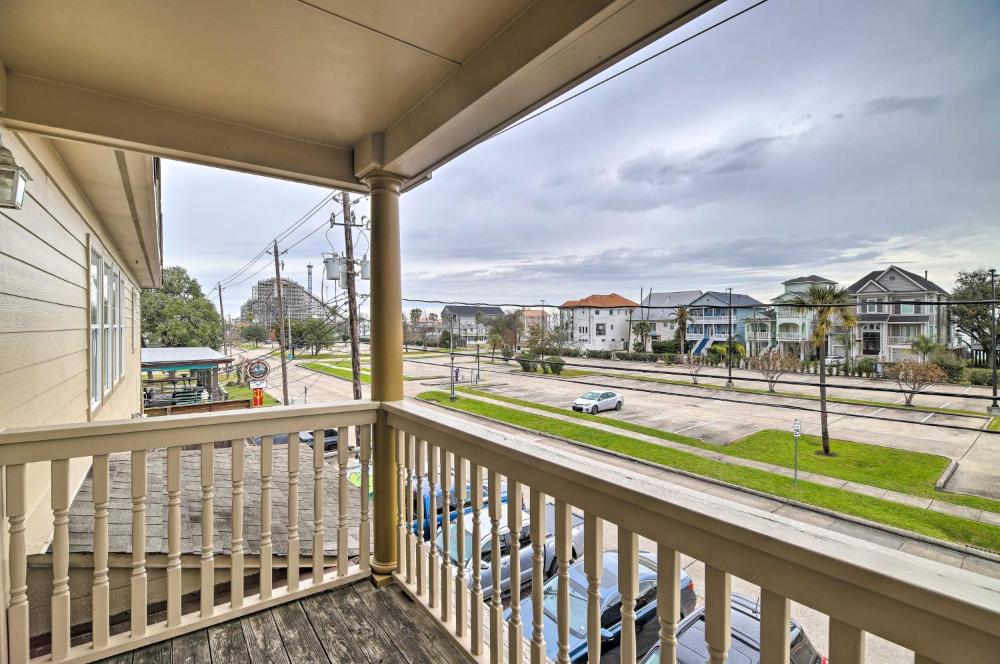 Apt with Balconies - Steps to Kemah Boardwalk!